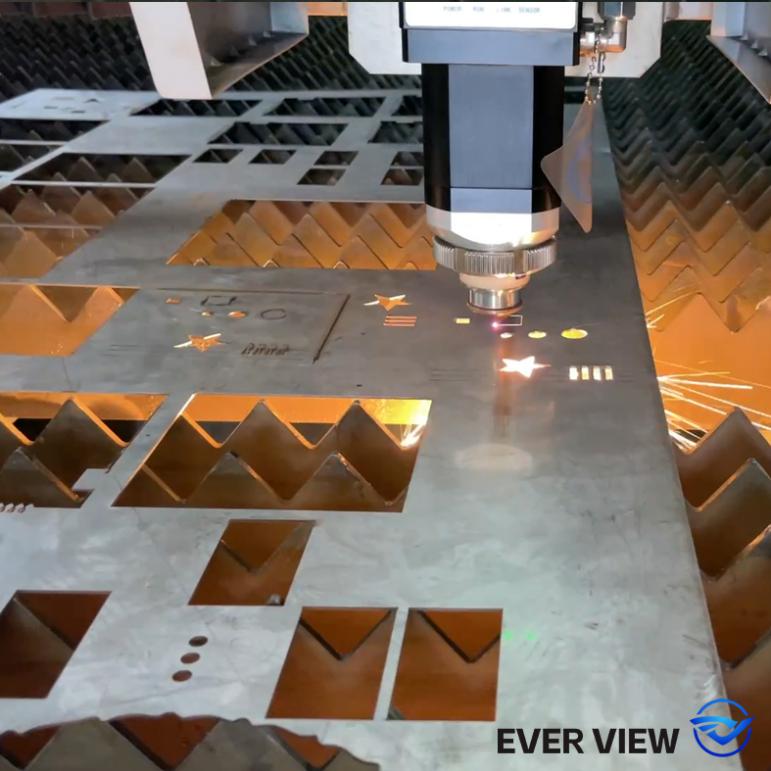 Машините за лазерно рязане улесняват хардуерната обработка; EVER VIEW постига партидно прецизно рязане на малки хардуерни продукти.